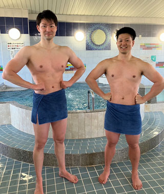 銭湯前でポーズを決めている写真