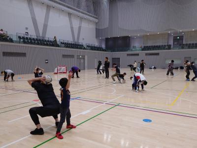 背中合わせでボールを回す様子