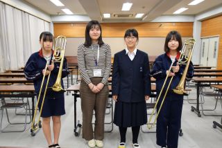 神代中学校・テナーバストロンボーンを渡している写真