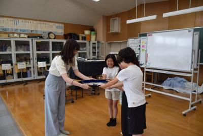 第一小学校・フルート受け取り時の様子