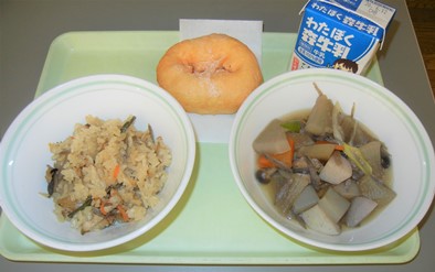 滝坂小学校で実施した給食の写真