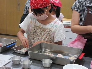 鮭にパン粉をまぶす様子