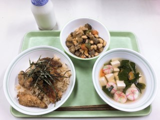 上ノ原小学校で提供された給食の写真