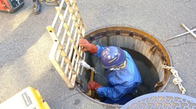 マンホールに入る写真