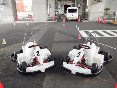 EVカートが2台並んでいる写真