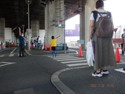 歩行訓練で子どもが横断歩道を渡る様子