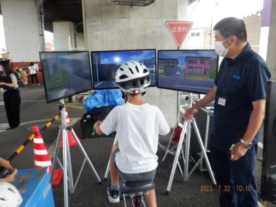 子どもが自転車シミュレーターに乗って練習をしている様子