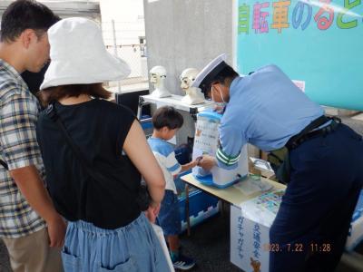 警察コーナーで子どもが警察官とふれあう様子