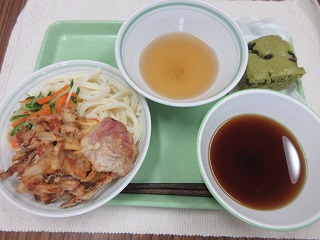 冷やしつけうどんの給食