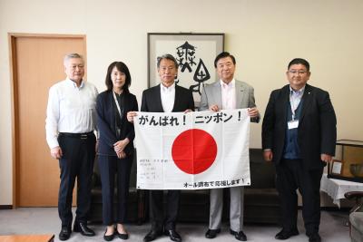 横断幕を持っての集合写真