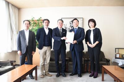 長友市長と委員の皆様の画像