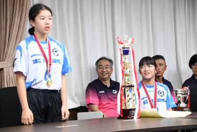 大会の感想を話す選手の様子