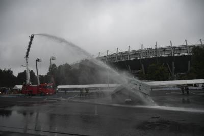 屈折放水塔車による放水の写真
