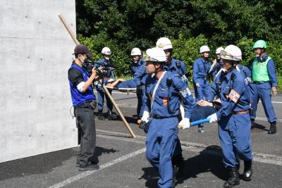 救助訓練で担架搬送を行う写真