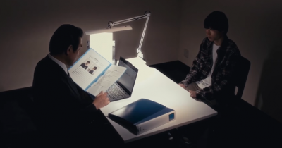 取り調べを受けているシーン