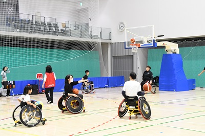 車いすバスケットボール体験の様子