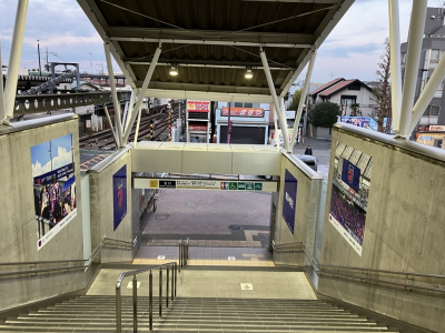 飛田給駅北口階段(踏切側)の写真