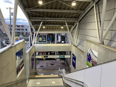 飛田給駅北口階段(マクドナルド側)の写真