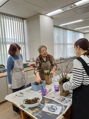 和のバスケットを作成している様子