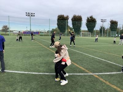 親子が抱き合う写真