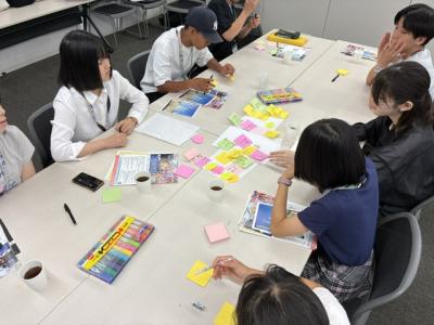 第2回事前学習会にて、発表内容を考えるピースメッセンジャーの写真