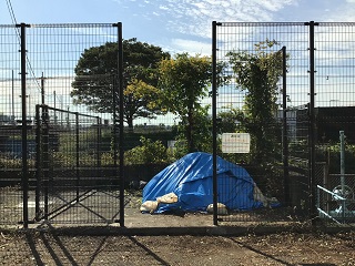 調布排水樋管敷地内の土のうステーションの写真