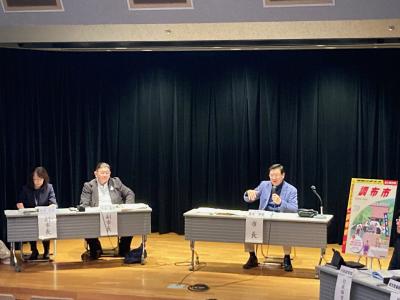 市長と語る・ふれあいトーキングで市長が質問者に対して回答している写真