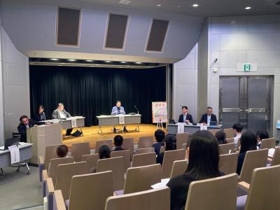 市長と語る・ふれあいトーキングで市長が参加者の話を聴いている写真