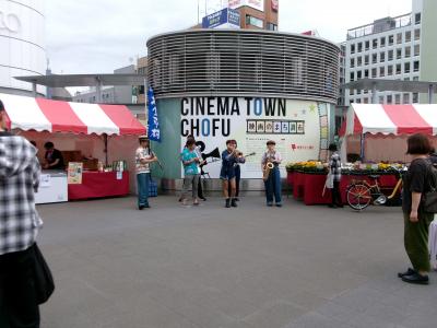 演奏を聴く市民の様子