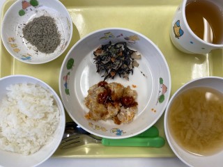 ミートローフの給食の写真