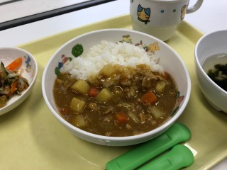 カレーライスの給食の写真