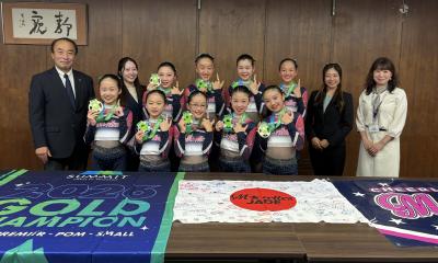 調布エムレッツと市長、副市長の集合写真