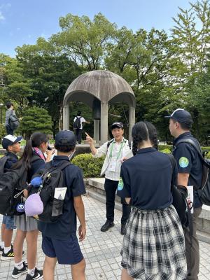 平和記念公園ガイド付き見学の様子