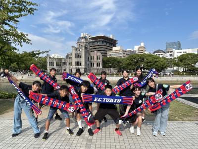 原爆ドーム前での記念撮影の様子