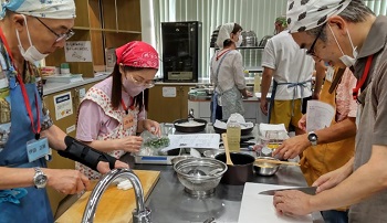 料理中の写真