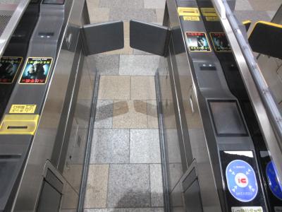 京王線調布駅改札にステッカーが掲載されている写真