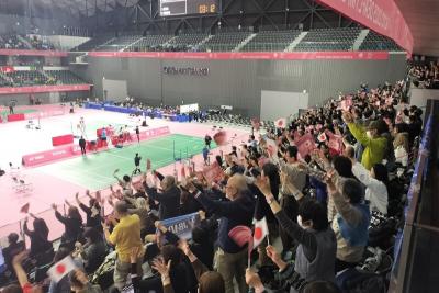 応援する観客の写真