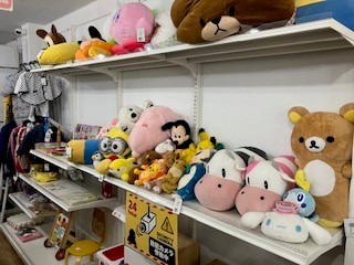 子ども用品の棚の写真