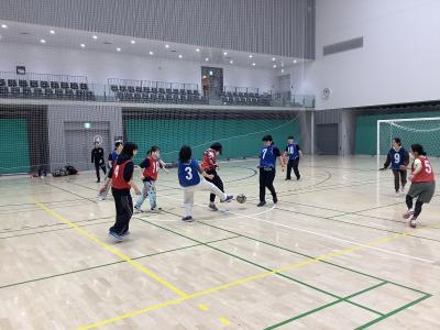 青色と赤色のチームに分かれてミニゲームをしている様子