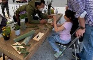 竹細工作成の様子