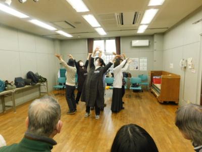 演劇教室で演劇をしている写真