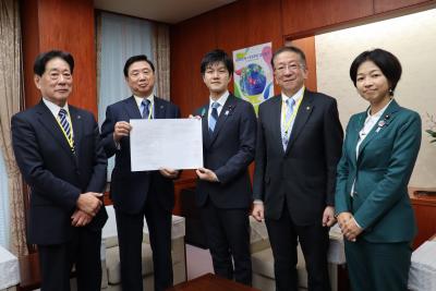 農林水産大臣宛要望書を提出している写真