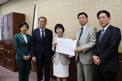 財務大臣宛要望書を提出している写真