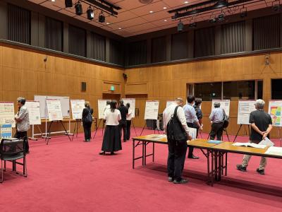 6月12日夜:参加者が展示パネルをご覧になる様子の写真