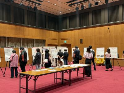 6月13日昼:参加者が展示パネルをご覧になる様子の写真