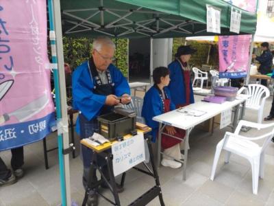 包丁研ぎの様子