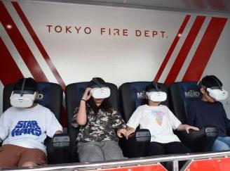 (深大寺小学校)SVR防災体験車の様子