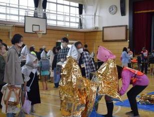 (第三小学校)避難所体験の様子