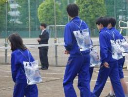 (第六中学校)給水袋運搬体験の様子