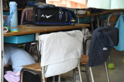 (飛田給小学校)机の下に身を隠す児童の様子